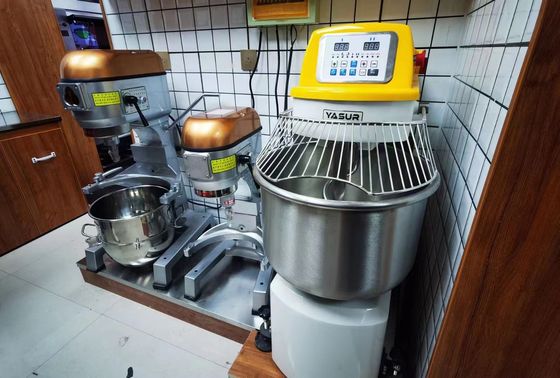 4.5kw Heavy Duty Spiral Dough Mixer Dual Speed Stainless Steel Dough Mixer 50 Kg With Bowl Grid